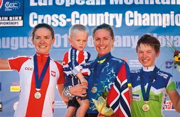 Tanja Žakelj (desno) z bronasto medaljo na evropskem prvenstvu v krosu