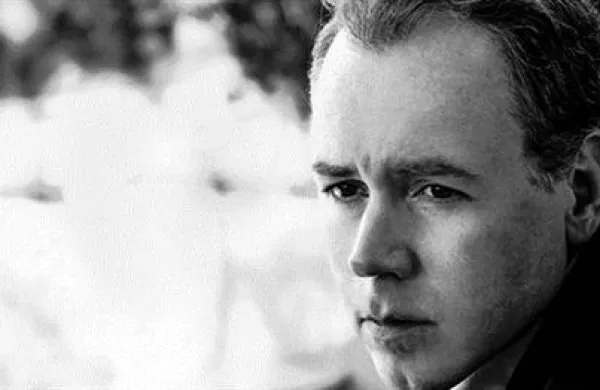 Bret Easton Ellis je znan po obravnavi življenjskih stilov “bogatih in praznih” s satirično noto v romanih, kot so Manj kot nič (1985), Pravila slačenja (1987) in Ameriški psiho (1991).