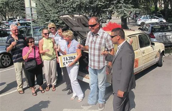 Skupinska slika s Tajino katrco (z leve): Boris in Vera Debeljak,Tajina starša, njena otroka Neja in Jernej, Robert Gorela (vodje prodaje Trgo ABC), Taja in Igor Sepič ter Matjaž Avsec, direktor Trgo ABC