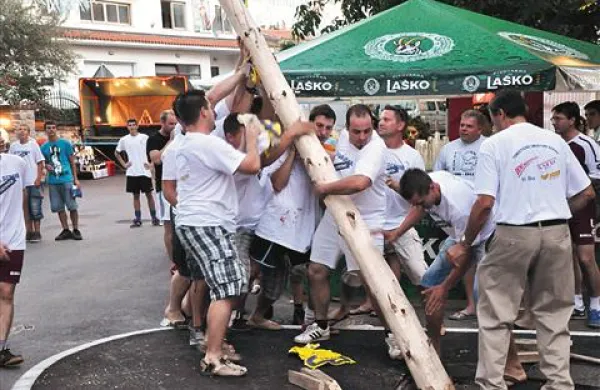 Petkovo ničkaj enostavno opravilo neporočenih fantov iz vasi je uvod v  štiridnevno tradicionalno veseljačenje