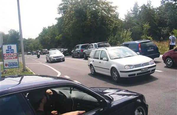 Kdor se je prebil do nekdanjega mejnega prehoda, kilometer pred novim, schengenskim, je bil lahko že srečen