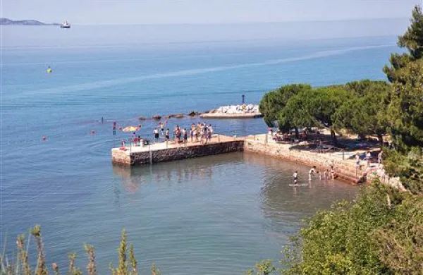 Plaža v prijetnem naravnem okolju.