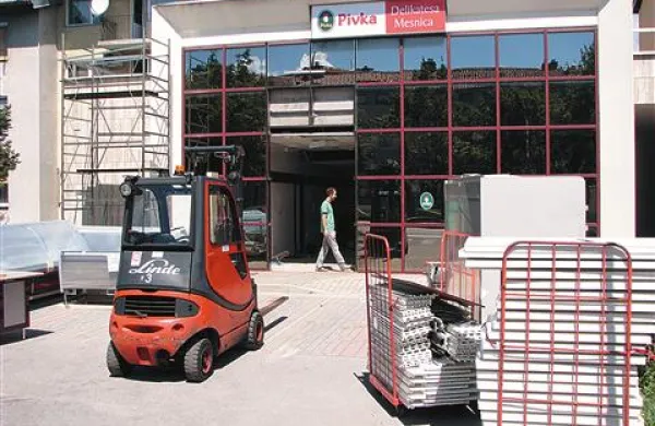 Pivka Perutninarstvo v nekdanji Mipovi mesnici v Ajdovščini  že ima delikateso in jo sedaj obnavlja, odprla  jo bo ta četrtek.