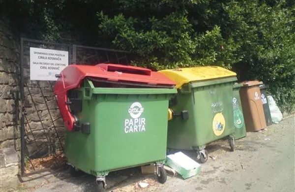 Sicer začasen, vendar poleti precej neurejen  ekološki otok tik ob vhodu na dvorišče spominske Kosmačeve hiše (smetnjak celo zakriva tablo z napisom), zagotovo ni  zgleden primer skrbi za urejeno okolje v  turističnem kraju