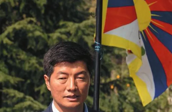 Pravni strokovnjak Lobsang Sangay je danes na slovesnosti v indijskem mestu Dharamsala prisegel kot novi predsednik tibetanske vlade v izgnanstvu.