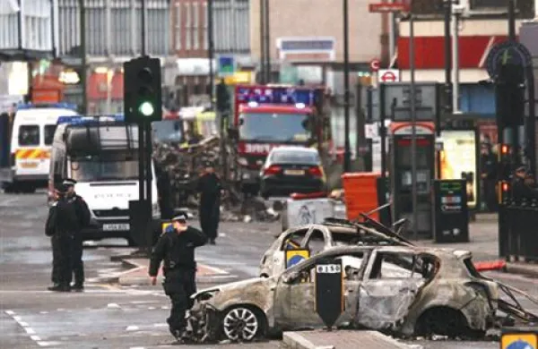 Nemiri na londonskih ulicah so se nadaljevali tudi v nedeljo in včeraj ponoči.