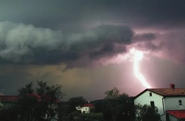 Popoldne in zvečer so po celotni Sloveniji možna krajevna neurja z močnimi nalivi in sunki vetra.