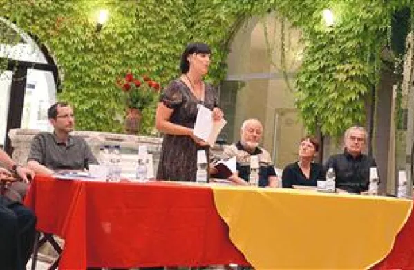    Odgovorni urednik  Danilo Japelj (levo) in literarni urednik Edelman Jurinčič (desno) - med njima pa vrsta zvestih soustvarjalcev in soustvarjalk Fontane, revije za književnost in kulturo.