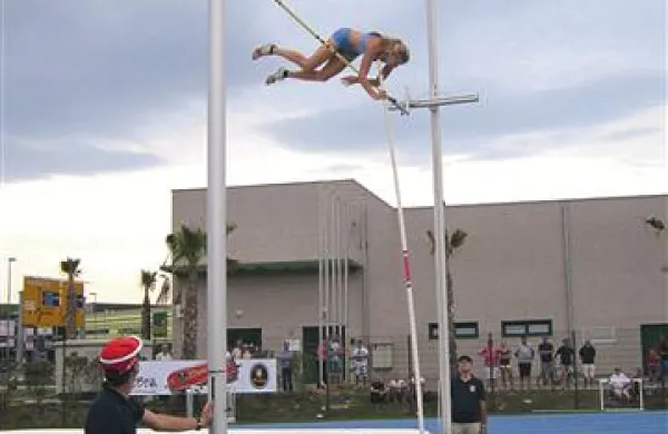 Tina Šutej je tako preskočila “svetovnih” 450 centimetrov. To višino pričakuje kot normo za finale na SP. Na 462 cm  je v Kopru trikrat podrla letvico.