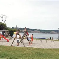 Urejeno otroško igrišče je tudi razlog, da plažo rade obiskujejo mlade družine.