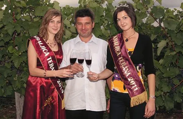 Nova kraljica terana Maruša Rogelja (desno) je ob koncu nazdravila s svojo predhodnico Martino Marc in  predsednikom društva kraških vinogradnikov  Davidom Mahničem