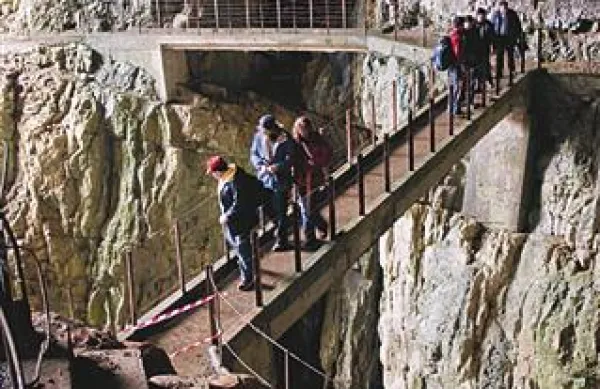 Zunanjost Škocjanskim jam turisti še lahko fotografirajo, notranjosti pa praktično ne. Tudi zato je brošura s podobami notranjosti jam marsikomu dragocen spominek.