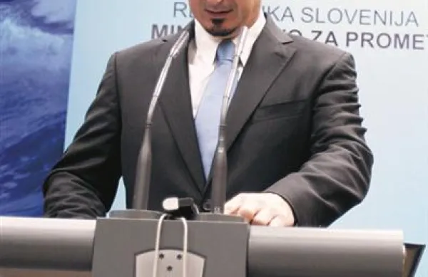 Prometni minister Patrick Vlačič opozarja kupce parcel, ki jih Mestna občina Koper prodaja na območju pristanišča, da bo posel neveljaven.