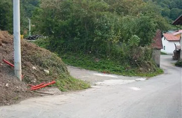 V ovinku ob betonskem stebru je najprej padla  kobila in za seboj v steber potegnila celotno vprego.