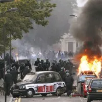 V britanski prestolnici so skupine mladih že tretjo noč zapored divjale po ulicah in pri tem zažigale stavbe, vozila in smetnjake.
