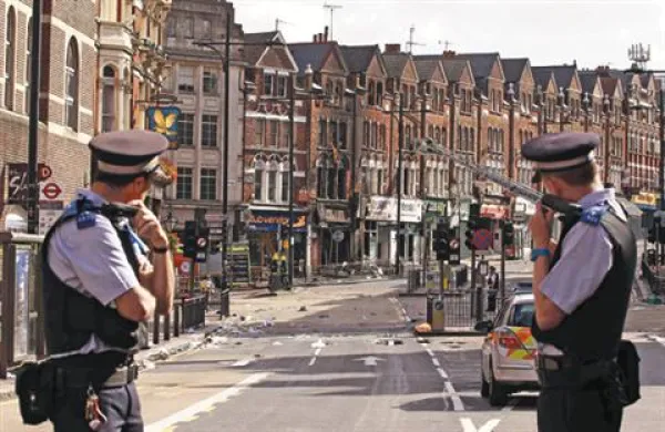 Izgredi v Londonu terjali prvo smrtno žrtev