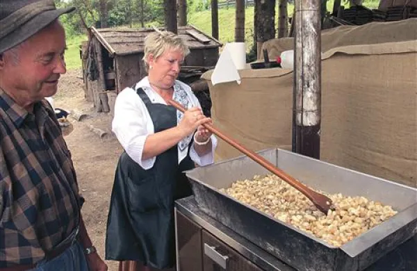 ...stopili ocvirke in z njimi zabelili ...