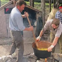 ... polento, ki so jo skuhali v bakrenem kotlu na živem ognju