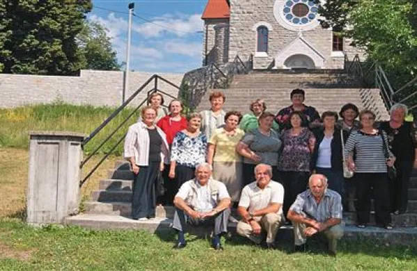  … in nekdanji učenci podgrajske osnovne šole z razredničarko Jelko Butinar na istem stopnišču julija 2011.