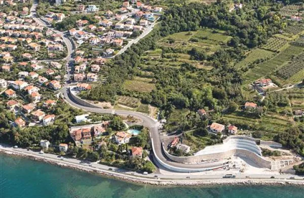Iz zraka je že nekaj časa dobro vidna  trasa nove asfaltne povezave  z Markovcem. 