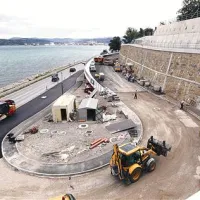 Obalna cesta v teh dneh dobiva tretji pas oziroma priključek na novo navezovalno cesto.