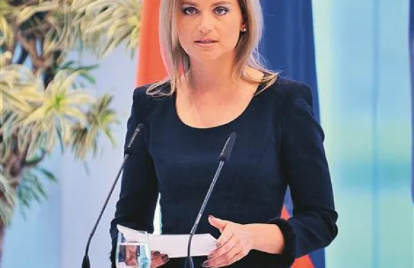 Katarina Kresal za zdaj ostaja na čelu notranjega  ministrstva