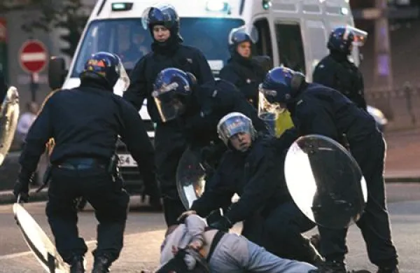 Drugo noč zapored je bilo nemirno tudi v Birminghamu, kjer se je kakšnih 200 nasilnežev s policisti spopadlo s pirotehničnimi sredstvi.