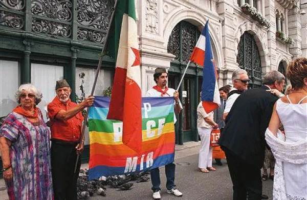 Zvezda in titovke so očitno bolj padle v oči kot mavrica z jasnim sporočilom za mir in sožitje. 