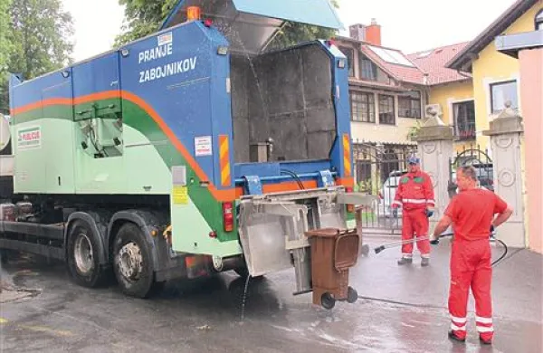Na vasi olupki &scaron;e  naprej v zelen zabojnik