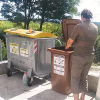 V Ilirski Bistrici so rjave zabojnike za biološke odpadke namestili k ostalim na ekološke otoke. 
