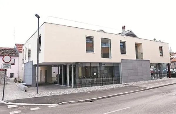 V prizidku,  zgrajenem v modernem arhitekturnem slogu,   bodo  že v prihodnjih dneh odprli vrata Kavarne Veneziana.