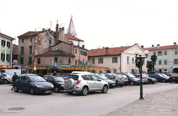 Za eno uro parkiranja na Velikem trgu v Izoli bo treba odšteti dva evra in pol.
