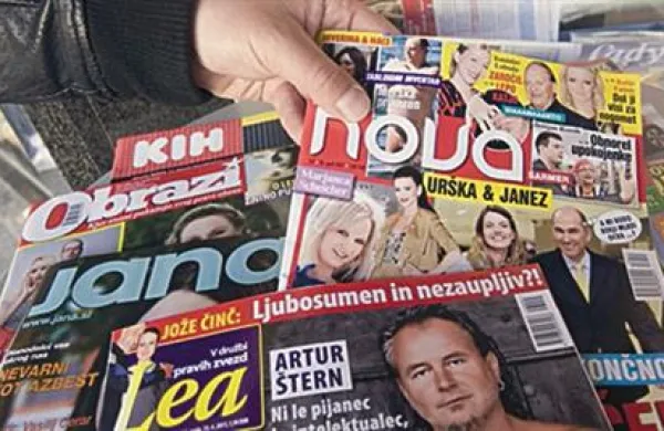 Znamke Dela Revij v roke KBM Leasinga
