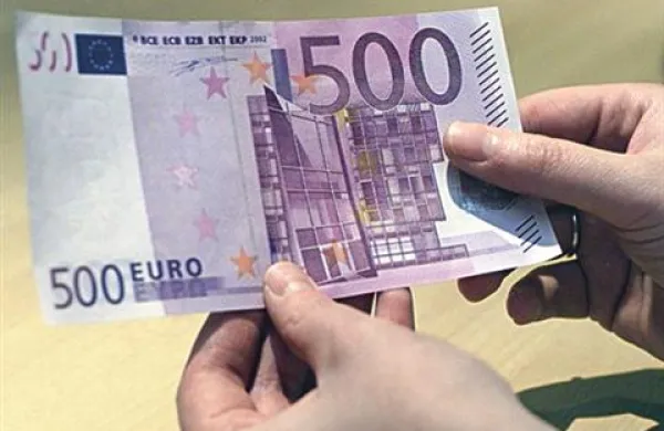 Dva Romuna sta uslužbenko postojnske lekarne zmedla z bankovcem za 500 evrov.