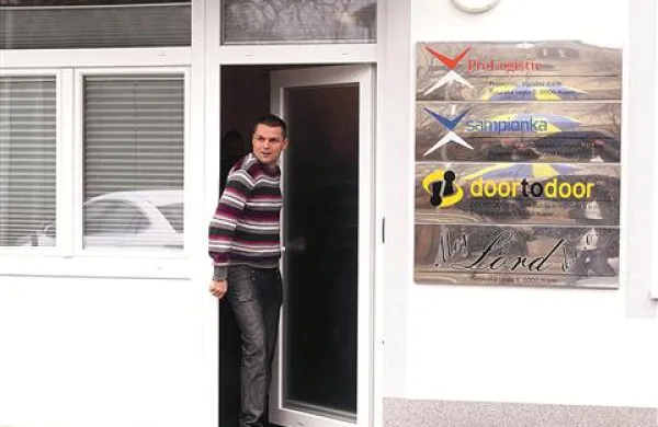 Pri Sebastjanu Vežnaverju doma in na sedežu njegovega podjetja v Kopru so kriminalisti konec lanskega decembra opravili hišno preiskavo, pred kratkim pa so ga tožilstvu ovadili zaradi ponarejanja listin.