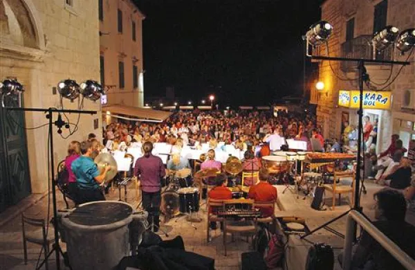 Mladinska filharmonija Nova je na Braču očarala številno občinstvo in stroko. 