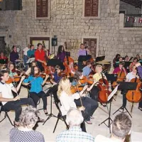 Orkester izžareva neverjetno energijo in ljubezenm do glasbe.