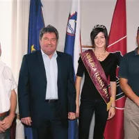 Prvi Festival Kras, v okvir katerega letos sodi tudi dutovski praznik,  so včeraj predstavili direktor zavoda Štip Božidar Dragan, sežanski župan Davorin Terčon, nova kraljica terana Maruša Rogelja in David Di Davide iz podjetja Media team