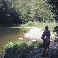 Rečno strugo na območju jezu pred vtokom v Škocjanske jame (Mlini) bi bilo treba speljati na staro pot in postaviti tudi nov jez, je prepričan domačin iz Betanje Alojz Žnidarčič. 
