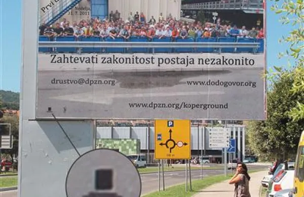 Takole očrnjen je bil logotop občine na DPNZ-jevem plakatu