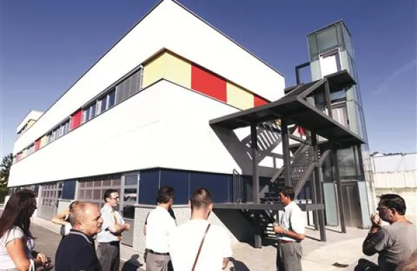Svetniki ob ogledu Toptermove hale. Za njimi stopnišče, po katerem bi vstopali v   vrtec. Ob vhodu  bi bile sanitarije in garderoba, zatem  razdelilna kuhinja in igralnice.
