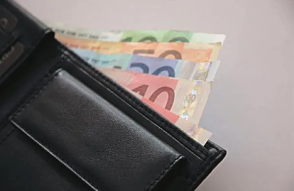 79-letni Koprčanki je zmikavt med pomerjanjem čevljev izmaknil denarnico s 560 evri gotovine in z vsemi dokumenti.