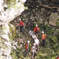 Reševalci so na cesto prenesli trupla treh nesrečnih Poljakov.