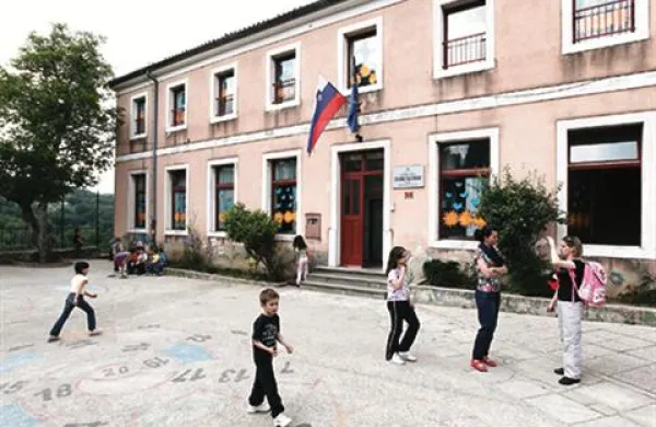 Krčenje šolskega proračuna morda prinaša kratkoročne finančne prihranke, a tudi dolgoročne nepopravljive posledice za položaj učiteljev v družbi, njihovo strokovno usposobljenost in zlasti kakovost izobraževanja pri nas, menijo v sindikatu.