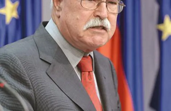 V Uradu za Slovence v zamejstvu in po svetu, ki ga vodi minister Boštjan Žekš, so zavrnili očitke SSO po političnem vmešavanju v njihovo organizacijo.   