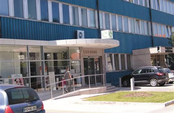 Predrzna tujca sta iz lekarne zbežala s svojim petstotakom in še 160 evri, ki sta jih zvabila od prodajalke.