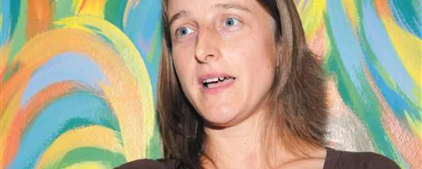 Marjana Kos: “Denarni sistem deluje kot sesalec, ki srka vire iz področij z manjšimi zaslužki in  jih prerazporeja tja, kjer so zaslužki večji.” 