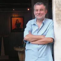 Rok Zelenko pred družinsko galerijo Porton, v kateri poleg njega razstavljajo   njegova soproga Lea Bernetič Zelenko keramične skulpture,  sinova Marko skulpture v kamnu, Martin pa fotografije