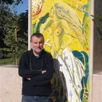 Rok Zelenko pred keramičnim mozaikom Amazonke  