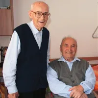 Efrem Mozetič  s sobratom in vipavskim sostanovalcem Martinom Pavlinom (levo). Pavlin, ki letos praznuje biserno mašo (60 let), je na železni maši v Dutovljah spregovoril o življenju svojega duhovniškega kolega.